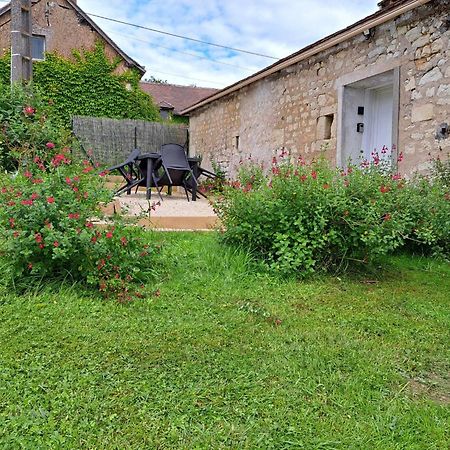 Logement Chaleureux Avec Parking Gratuit Oyre Bagian luar foto