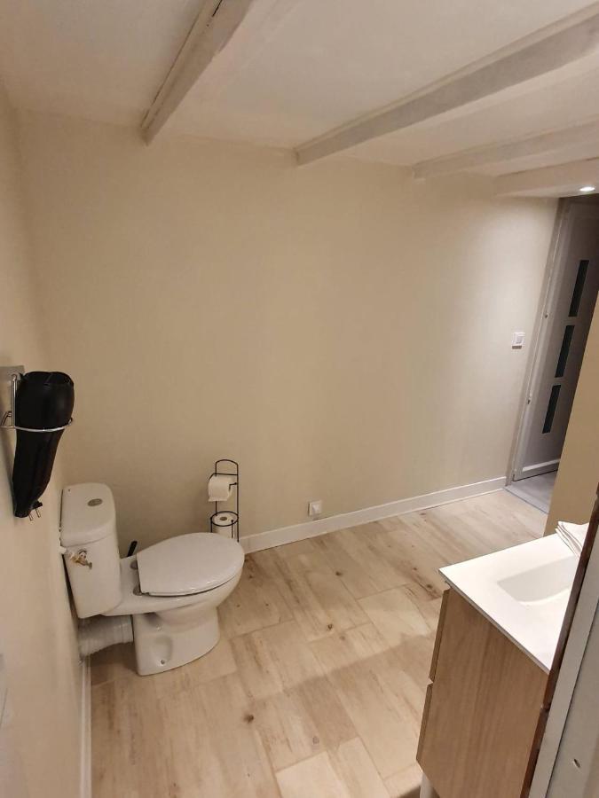 Logement Chaleureux Avec Parking Gratuit Oyre Bagian luar foto