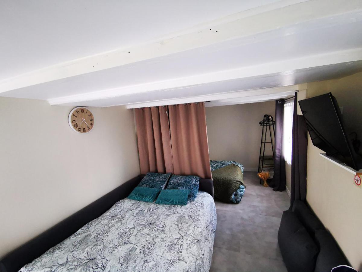 Logement Chaleureux Avec Parking Gratuit Oyre Bagian luar foto
