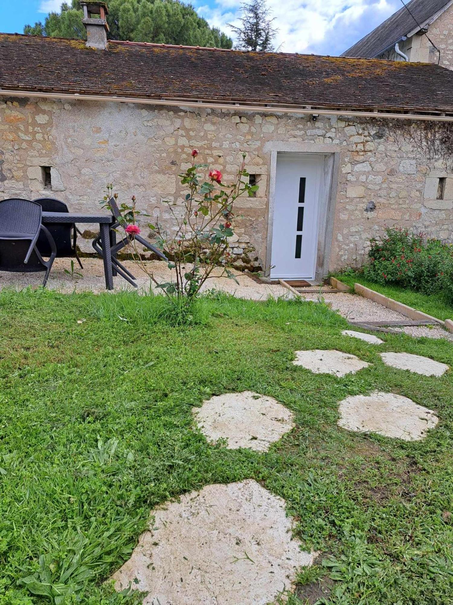 Logement Chaleureux Avec Parking Gratuit Oyre Bagian luar foto